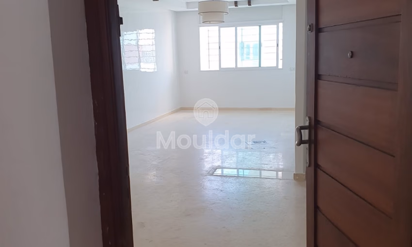 شقة للإيجار مع شرفة في الطابق الأرضي شقة للإيجار مع شرفة في الطابق الأرضي