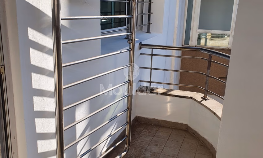 شقة للإيجار مع شرفة في الطابق الأرضي شقة للإيجار مع شرفة في الطابق الأرضي