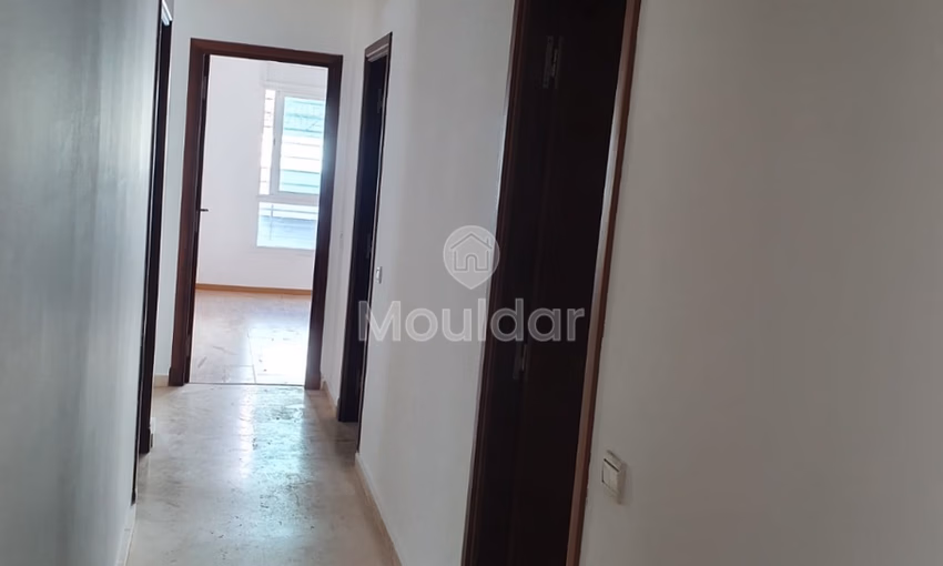 شقة للإيجار مع شرفة في الطابق الأرضي شقة للإيجار مع شرفة في الطابق الأرضي