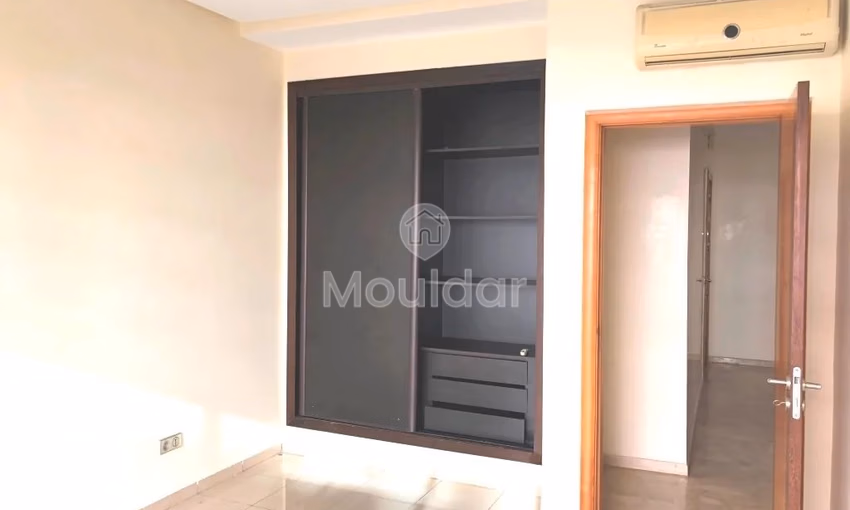 Appartement à louer - 3 chambres, 2ème étage Appartement à louer - 3 chambres, 2ème étage