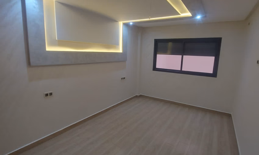 شقة جديدة للبيع مع شرفة