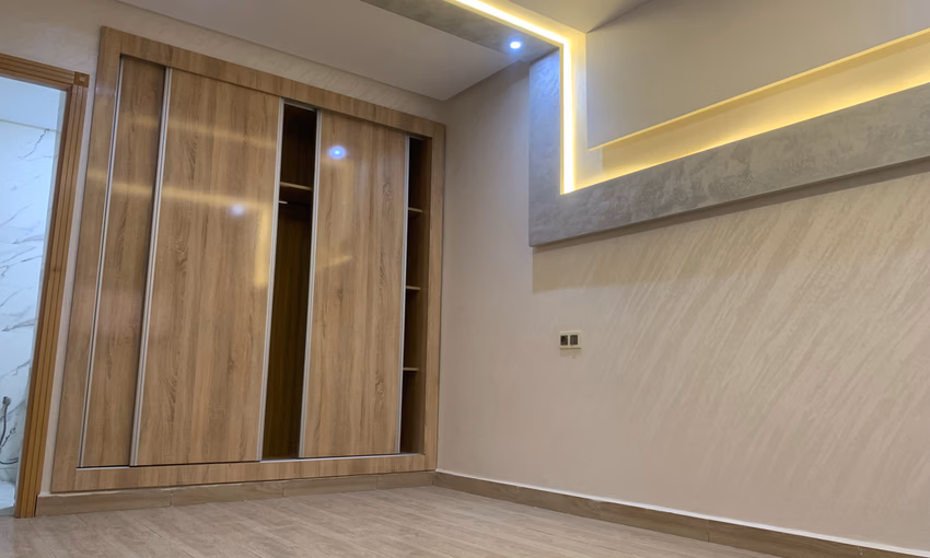 شقة جديدة للبيع مع شرفة