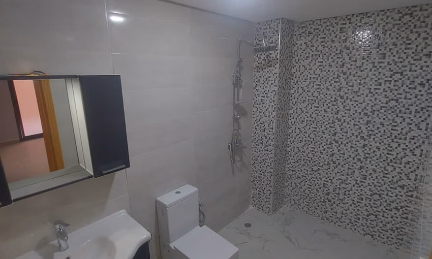 شقة جديدة للبيع مع شرفة