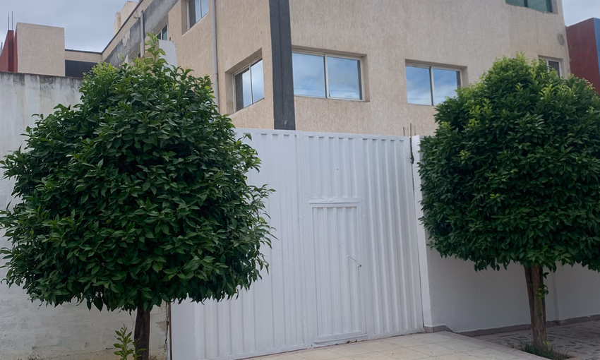 محل تجاري للإيجار مع موقف سيارات