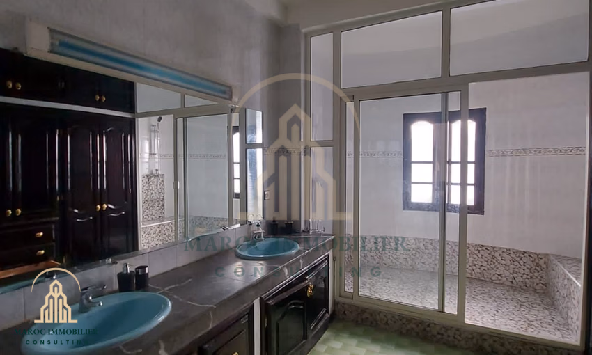 فيلا للإيجار مع مسبح و طابقين