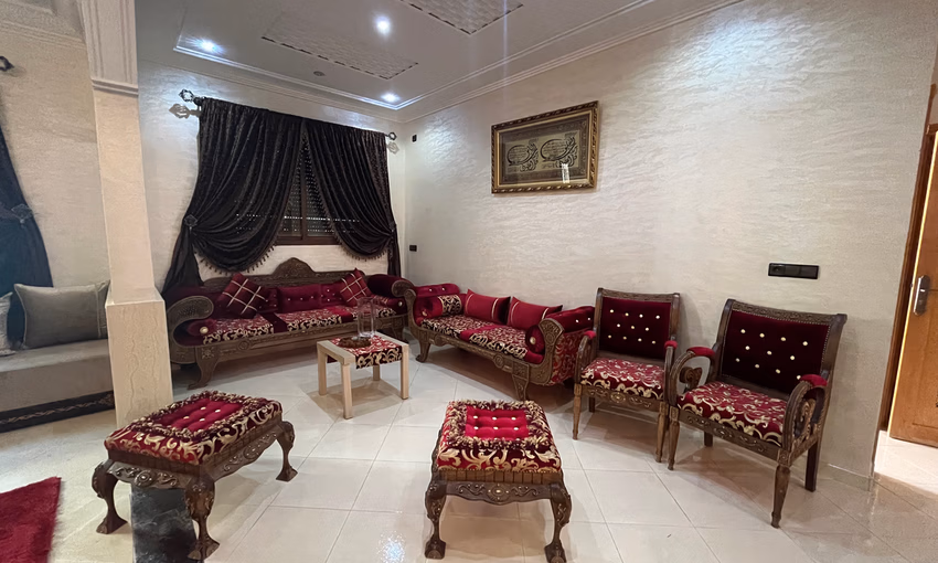 شقة للإيجار مع شرفة في الطابق الأرضي شقة للإيجار مع شرفة في الطابق الأرضي