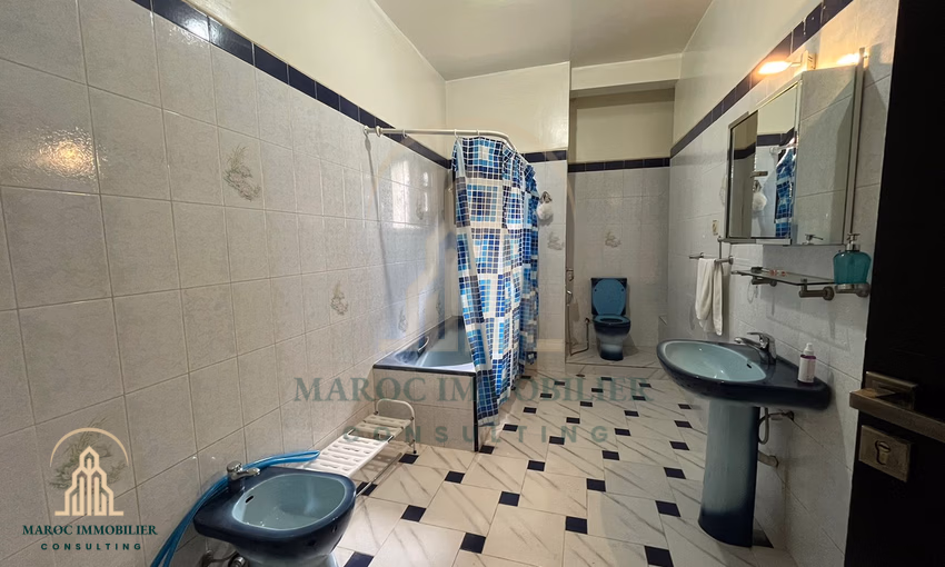 Villa à louer avec piscine et trois étages