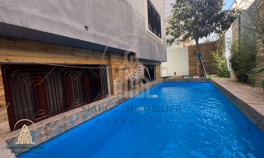 Villa à louer avec piscine et trois étages