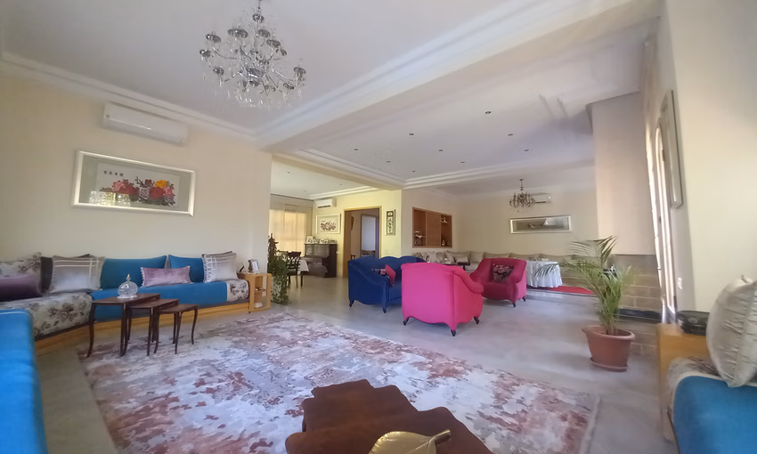 فيلا للبيع مع مسبح