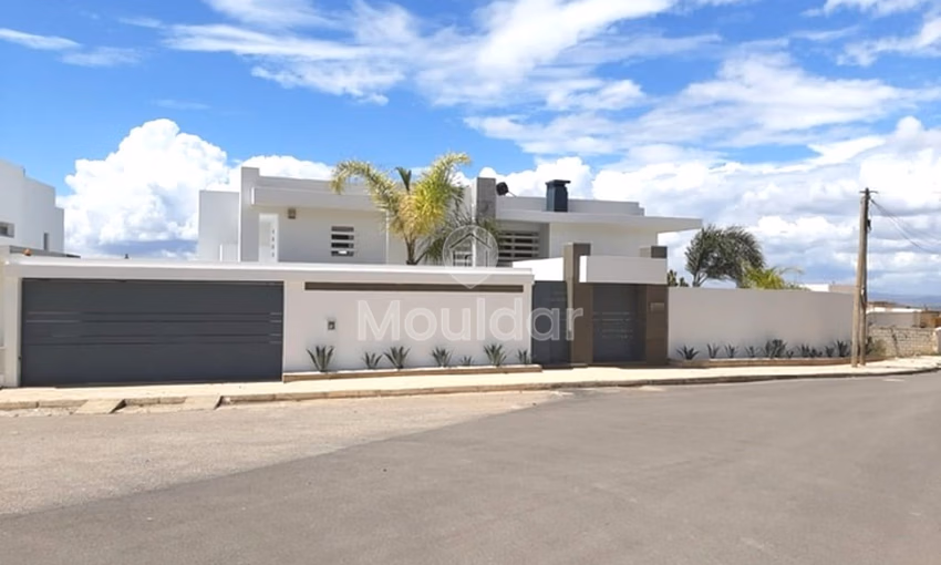 Villa for Sale - 4 Bedrooms, 1000 m²