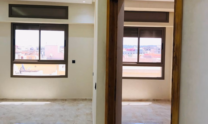 شقة 3 غرف نوم مع شرفة للبيع