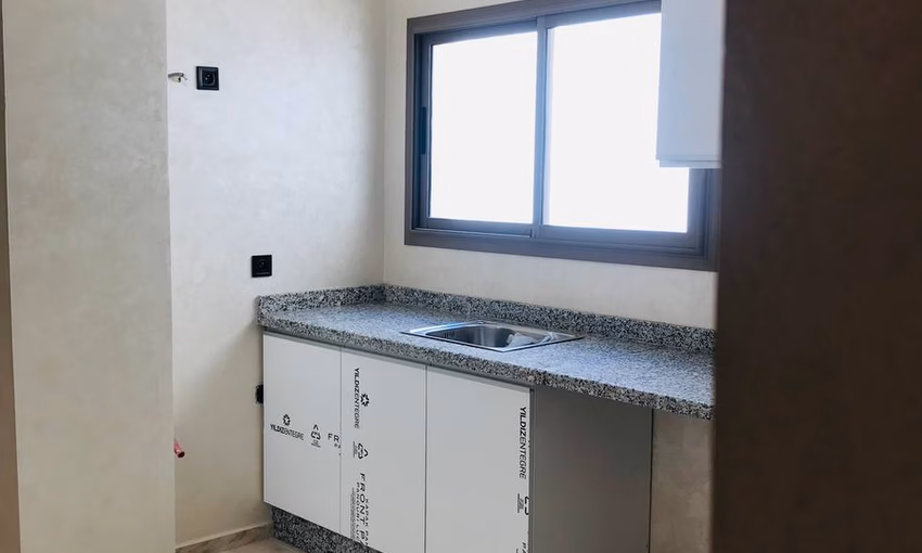 شقة 3 غرف نوم مع شرفة للبيع