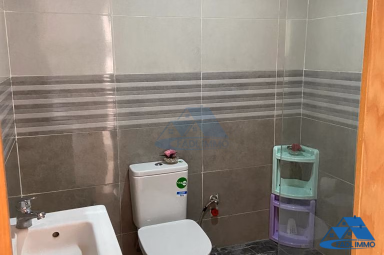 شقة للبيع مع تراس في الطابق الأرضي شقة للبيع مع تراس في الطابق الأرضي