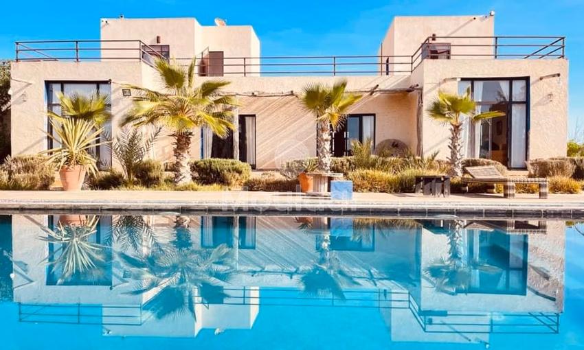 فيلا للبيع مع مسبح، 4 غرف نوم