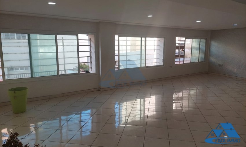 مكتب للإيجار في الطابق الأرضي