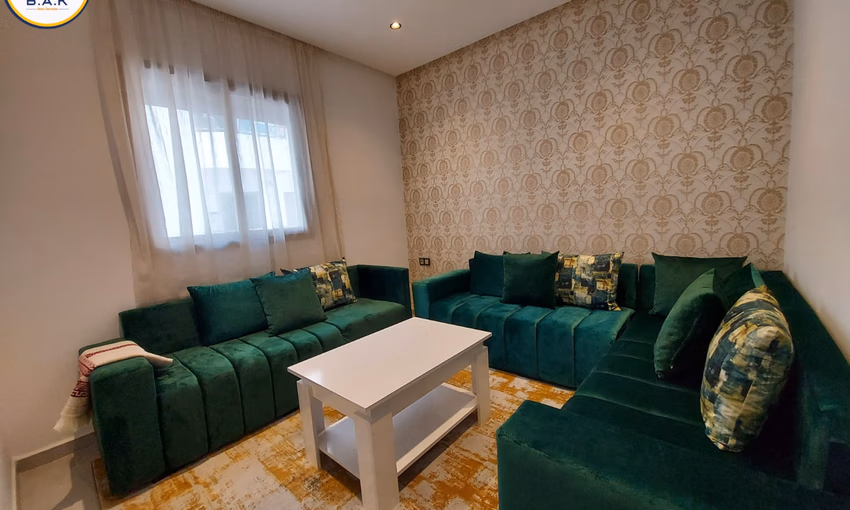 شقة للإيجار مع شرفة في الطابق الثالث