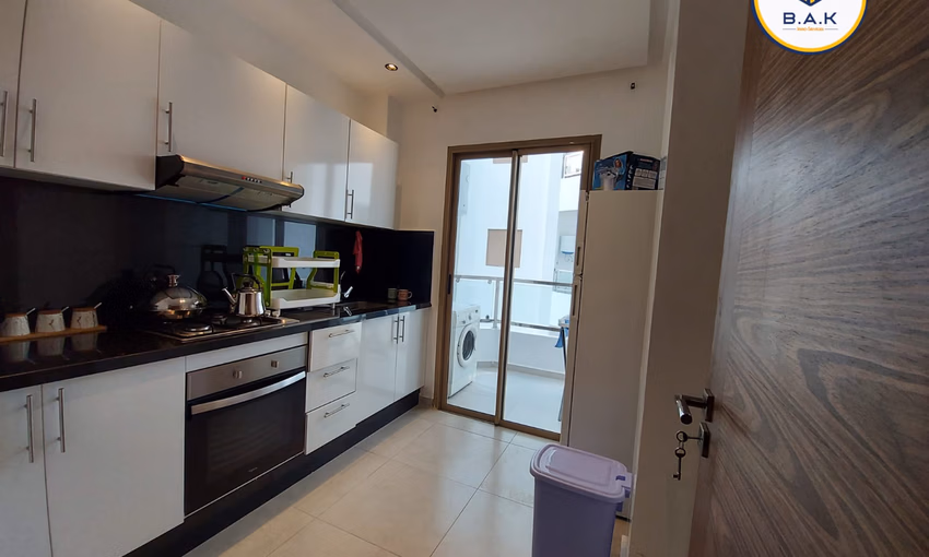 شقة للإيجار مع شرفة في الطابق الثالث