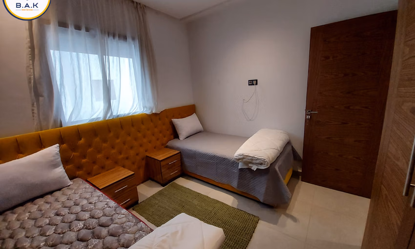 شقة للإيجار مع شرفة في الطابق الثالث