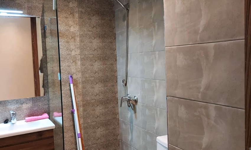 شقة للإيجار مع شرفة في الطابق الثالث