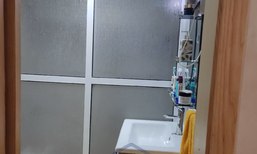 شقة للبيع مع شرفة في الطابق الرابع شقة للبيع مع شرفة في الطابق الرابع