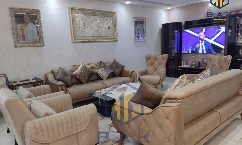 شقة للبيع مع شرفة في الطابق الرابع شقة للبيع مع شرفة في الطابق الرابع