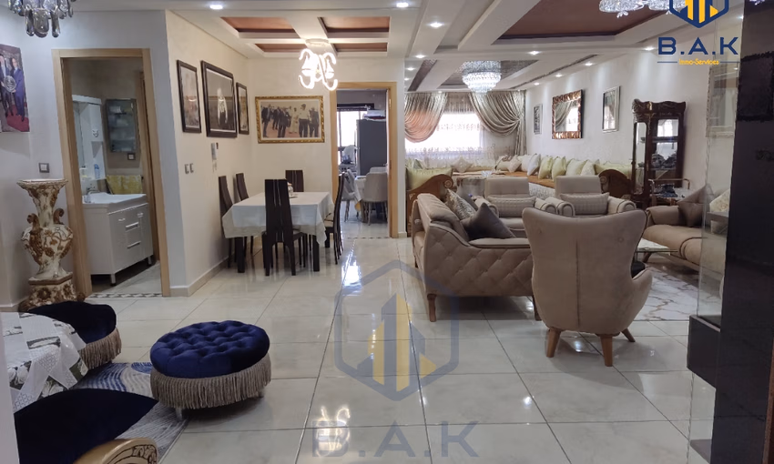 شقة للبيع مع شرفة في الطابق الرابع