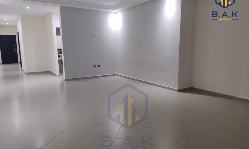 شقة للإيجار مع شرفة في الطابق الأول شقة للإيجار مع شرفة في الطابق الأول