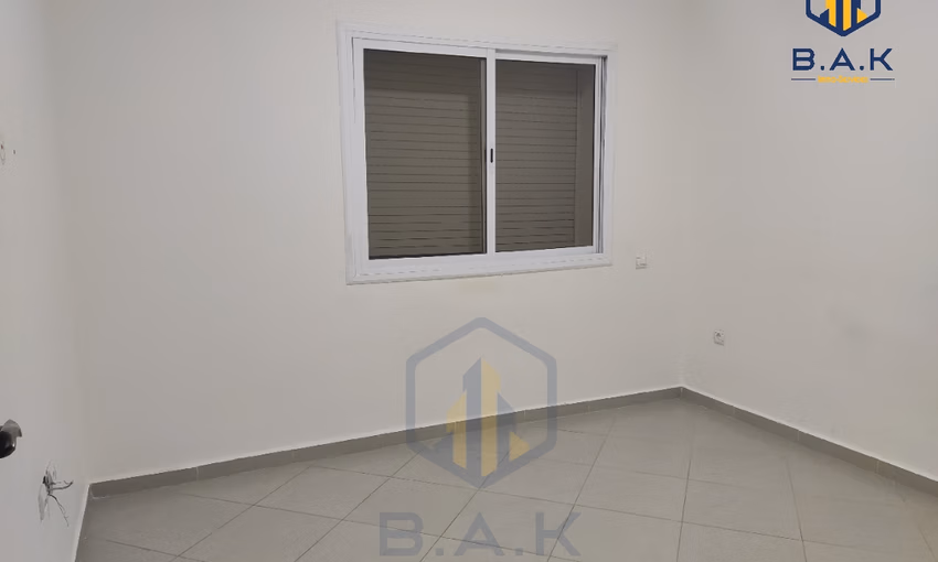 شقة للإيجار مع شرفة في الطابق الأول شقة للإيجار مع شرفة في الطابق الأول