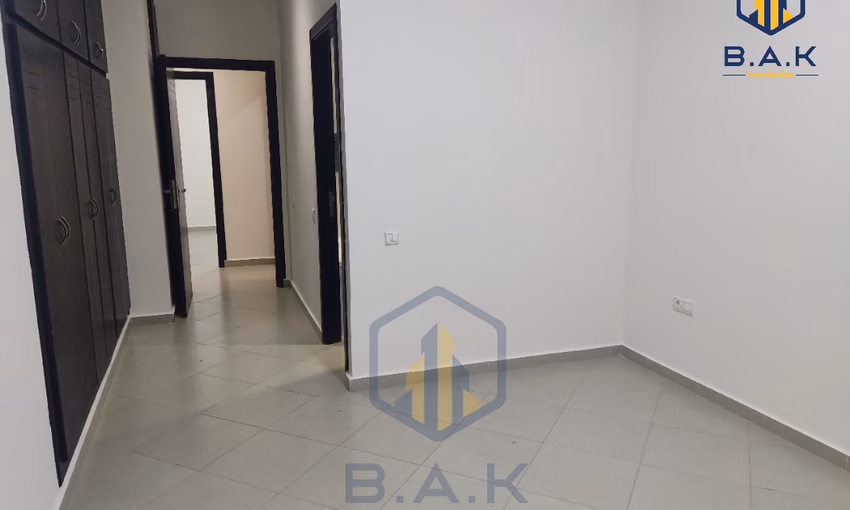 شقة للإيجار مع شرفة في الطابق الأول شقة للإيجار مع شرفة في الطابق الأول