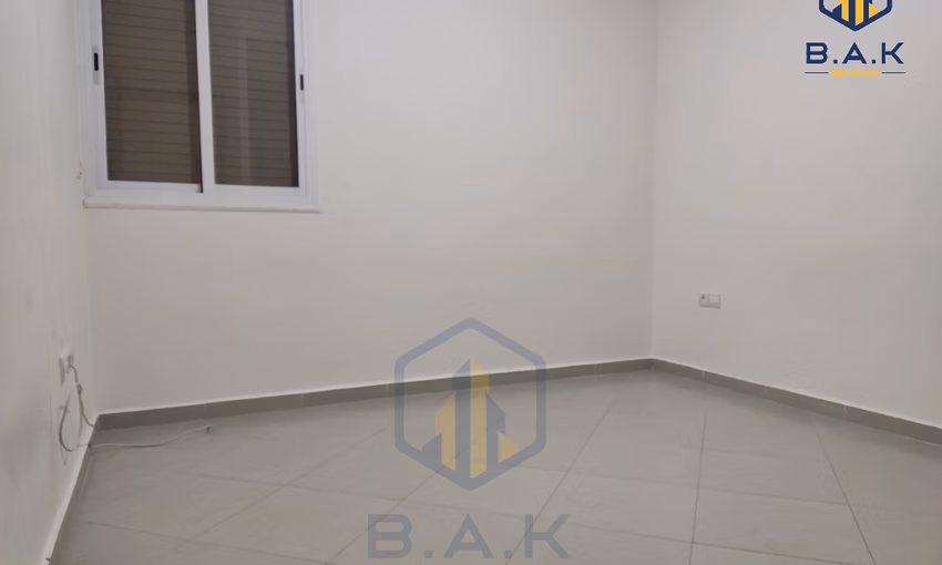 شقة للإيجار مع شرفة في الطابق الأول شقة للإيجار مع شرفة في الطابق الأول