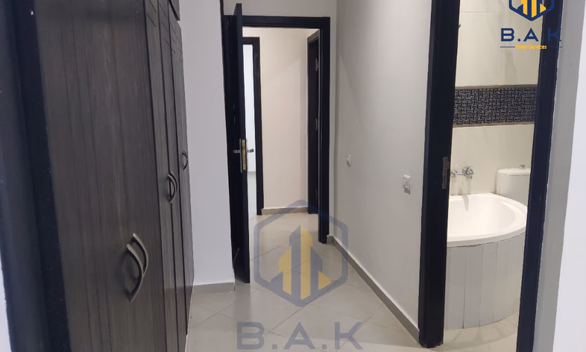 شقة للإيجار مع شرفة في الطابق الأول شقة للإيجار مع شرفة في الطابق الأول