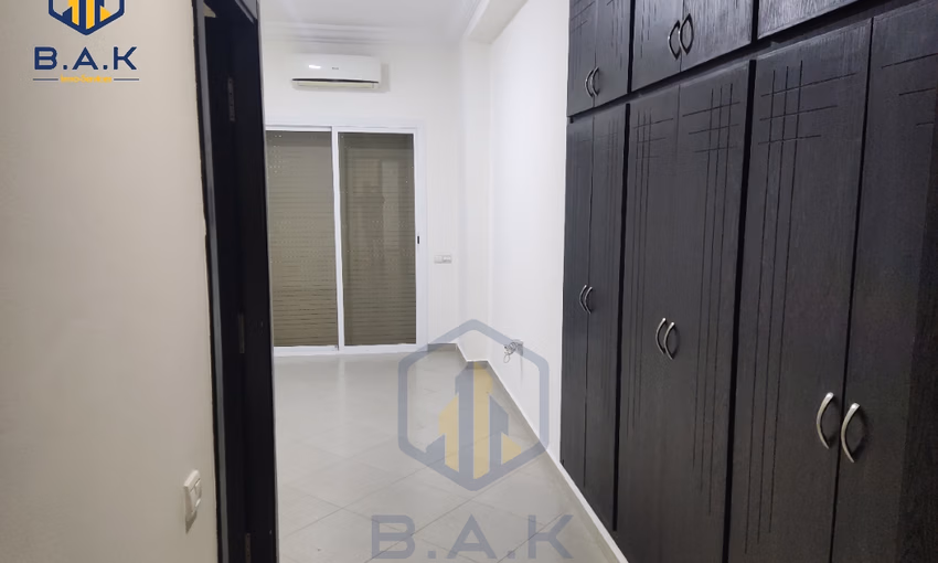 شقة للإيجار مع شرفة في الطابق الأول شقة للإيجار مع شرفة في الطابق الأول