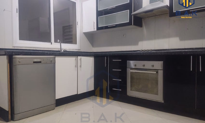 شقة للإيجار مع شرفة في الطابق الأول شقة للإيجار مع شرفة في الطابق الأول