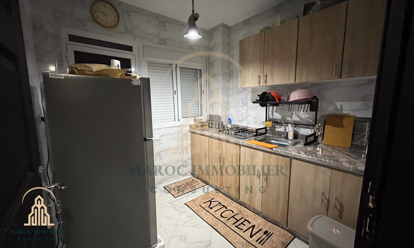 شقة للإيجار مع شرفة في الطابق الثالث