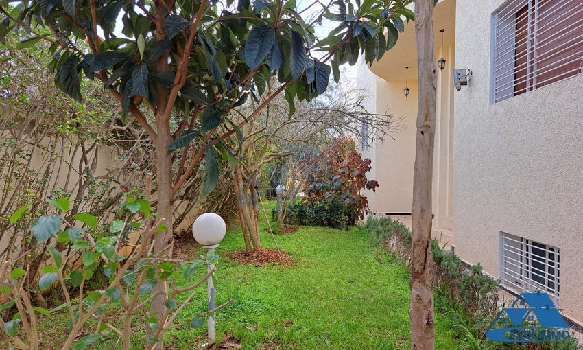 Villa à vendre avec terrasse et trois étages