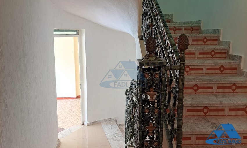 Villa à vendre avec terrasse et trois étages - view 5