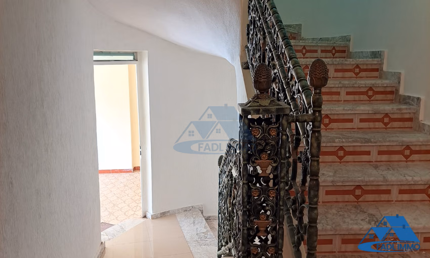 Villa à vendre avec terrasse et trois étages Villa à vendre avec terrasse et trois étages