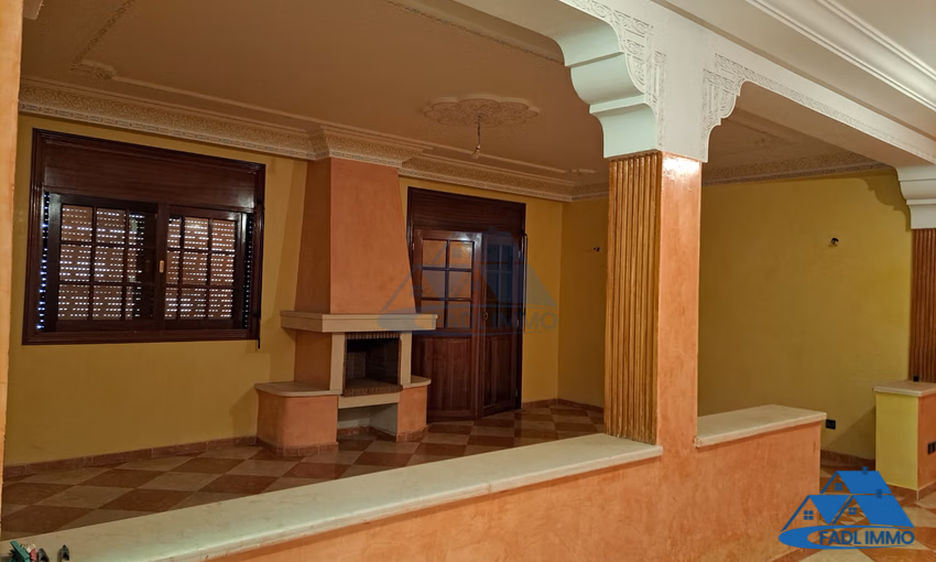 Villa à vendre avec terrasse et trois étages Villa à vendre avec terrasse et trois étages