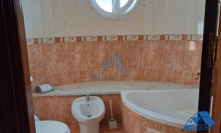 Villa à vendre avec terrasse et trois étages Villa à vendre avec terrasse et trois étages