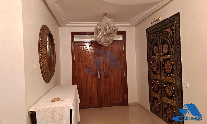 Villa à vendre avec terrasse et trois étages Villa à vendre avec terrasse et trois étages