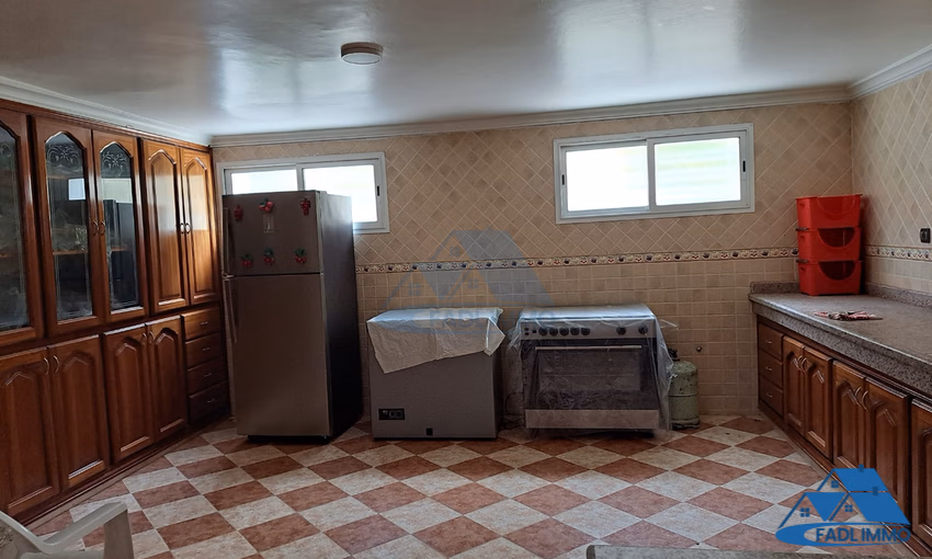 Villa à vendre avec terrasse et trois étages Villa à vendre avec terrasse et trois étages