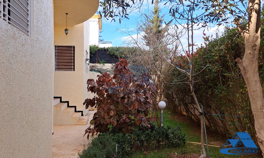 Villa à vendre avec terrasse et trois étages Villa à vendre avec terrasse et trois étages