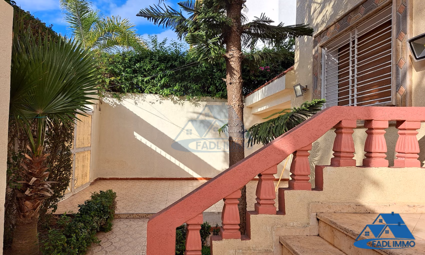 Villa à vendre avec terrasse et trois étages Villa à vendre avec terrasse et trois étages