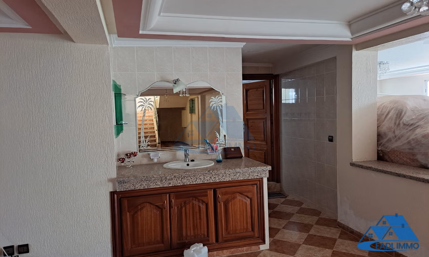 Villa à vendre avec terrasse et trois étages Villa à vendre avec terrasse et trois étages