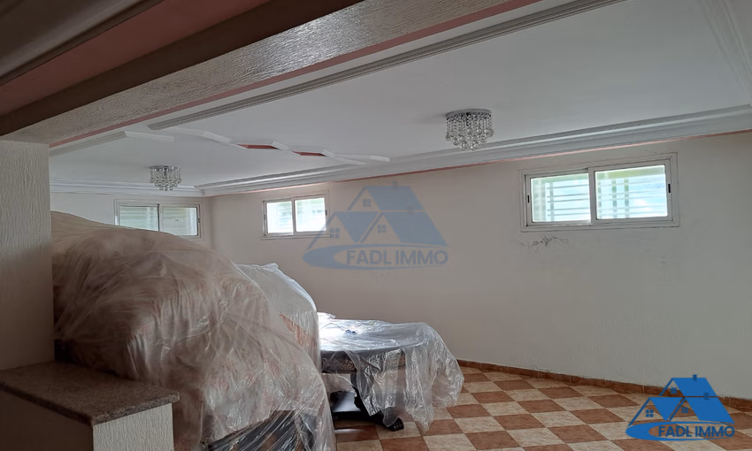 Villa à vendre avec terrasse et trois étages Villa à vendre avec terrasse et trois étages