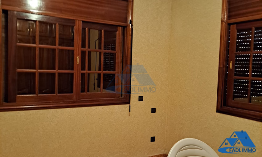 Villa à vendre avec terrasse et trois étages Villa à vendre avec terrasse et trois étages