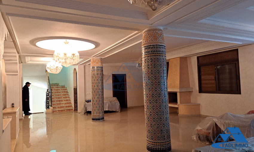 Villa à vendre avec terrasse et trois étages Villa à vendre avec terrasse et trois étages