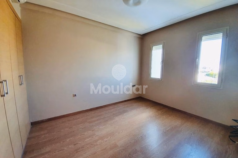 شقة للإيجار مع موقف سيارات في الطابق الثاني