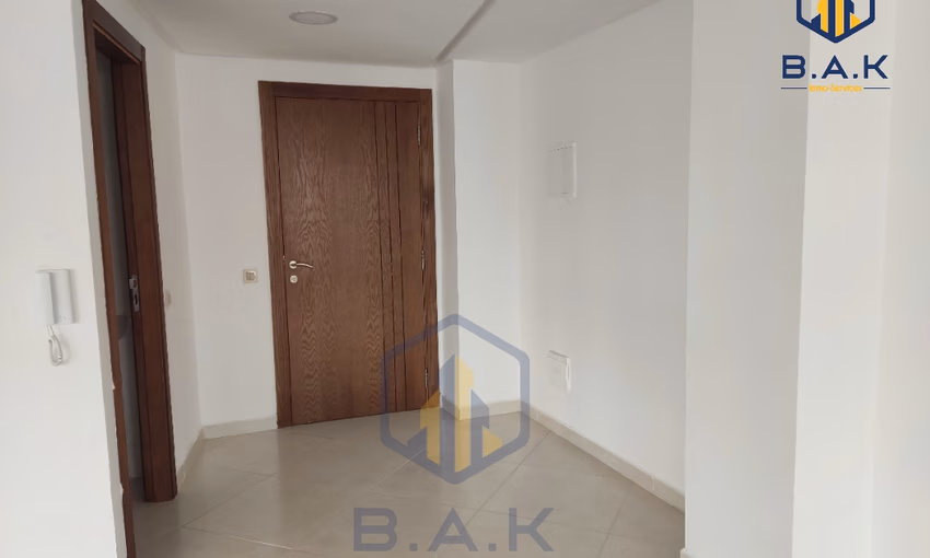 مكتب للإيجار في الطابق الأول