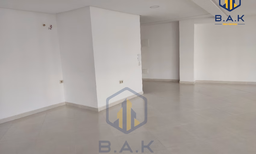 مكتب للإيجار في الطابق الأول